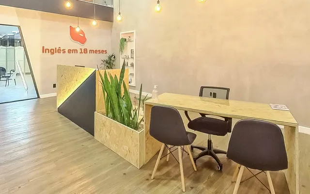 Recepção da Atrox no Shopping Park Europeu, em Blumenau, com o painel “Inglês em 18 meses”